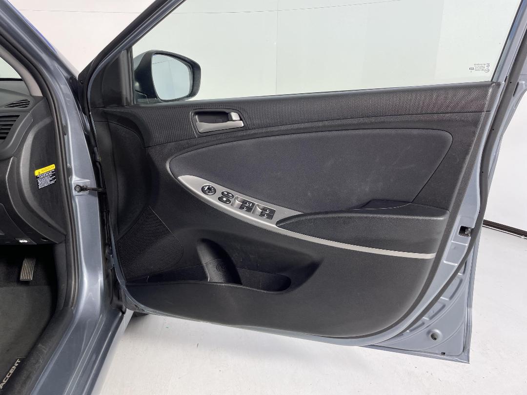 Photo '15' of Hyundai Accent Photo '15' of Hyundai Accent