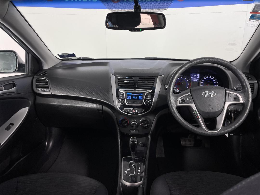 Photo '17' of Hyundai Accent Photo '17' of Hyundai Accent