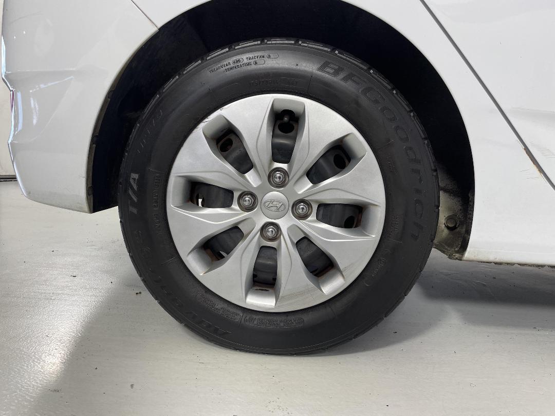 Photo '12' of Hyundai Accent