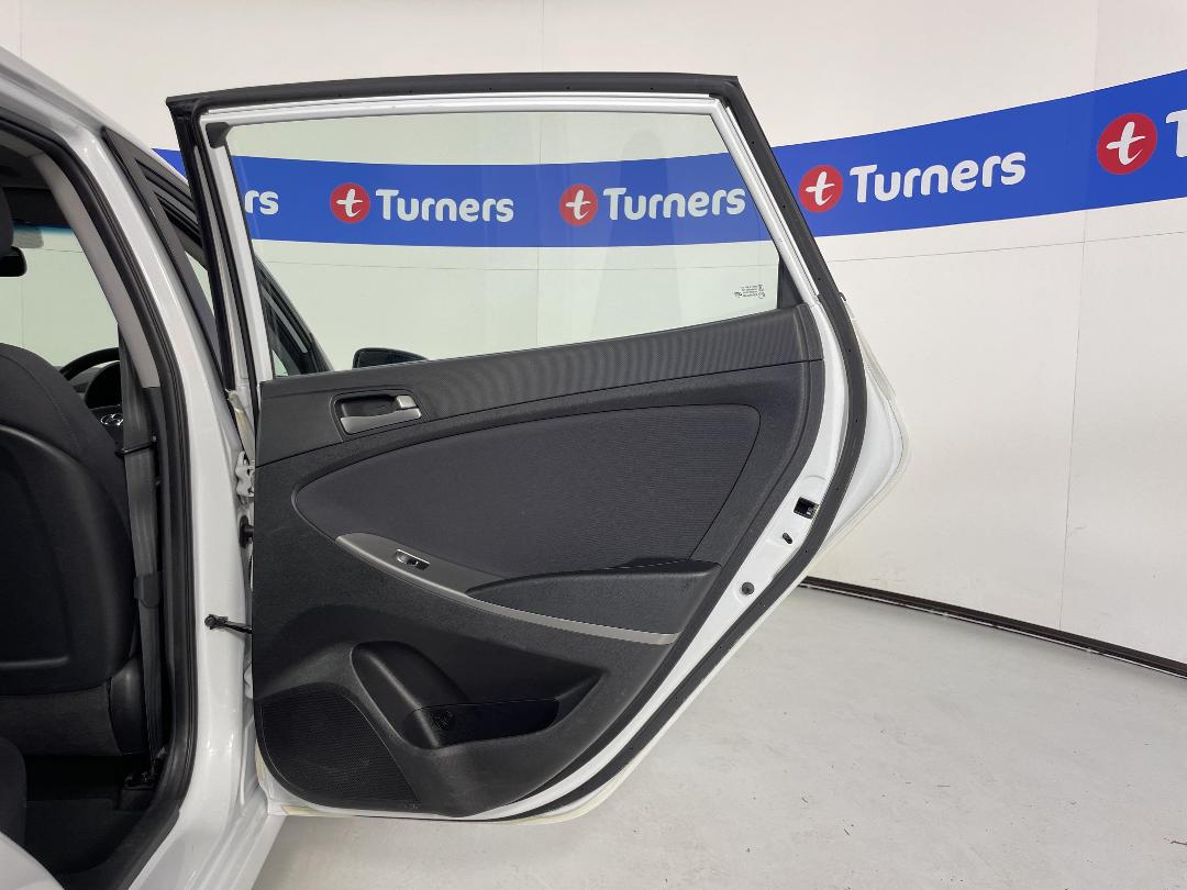 Photo '19' of Hyundai Accent