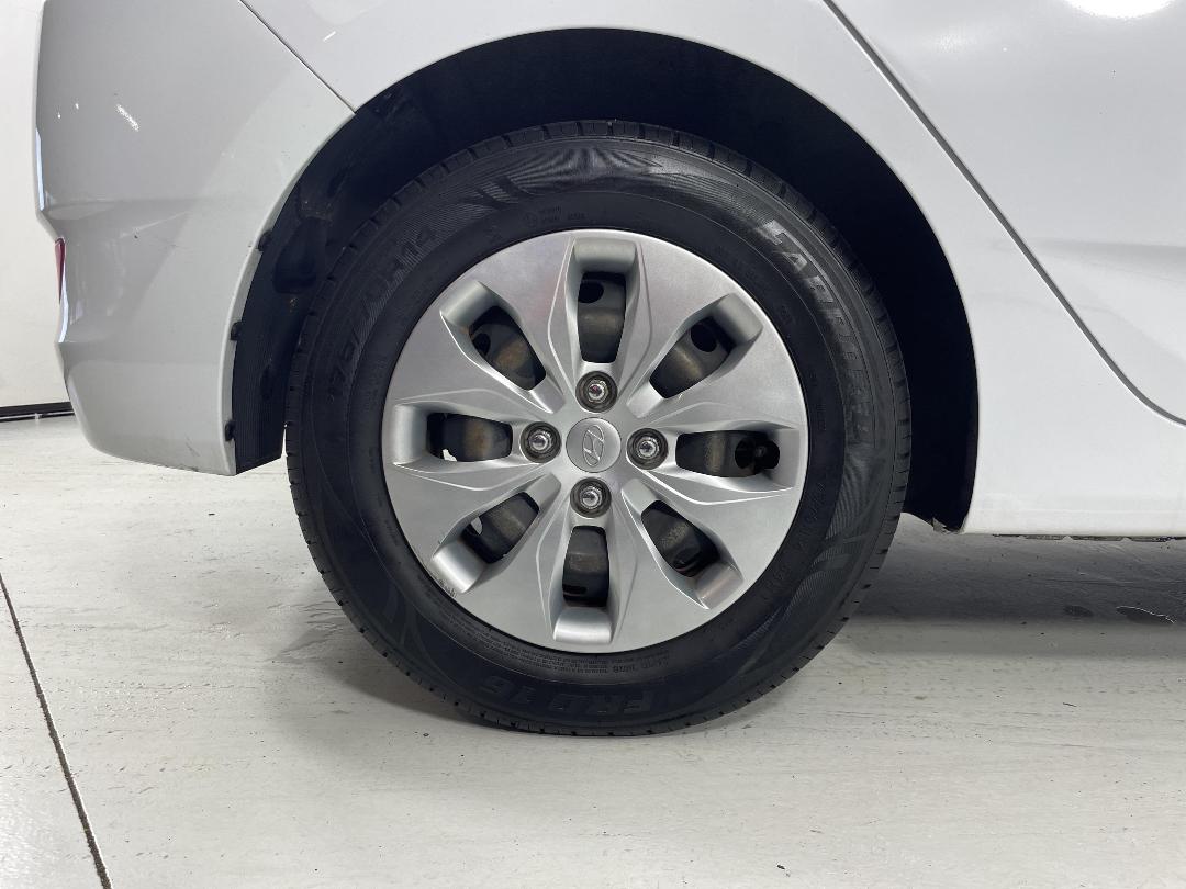 Photo '12' of Hyundai Accent