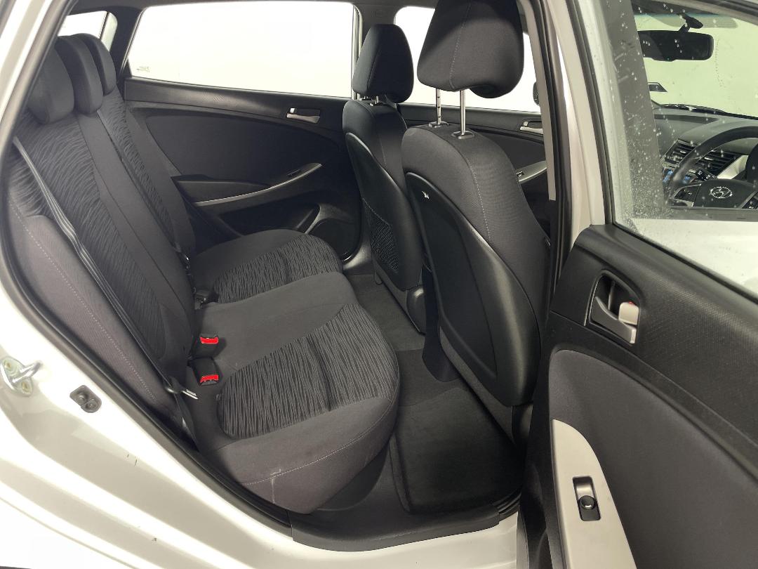 Photo '20' of Hyundai Accent