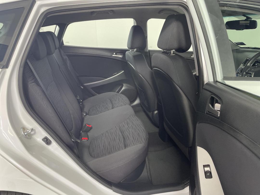 Photo '20' of Hyundai Accent