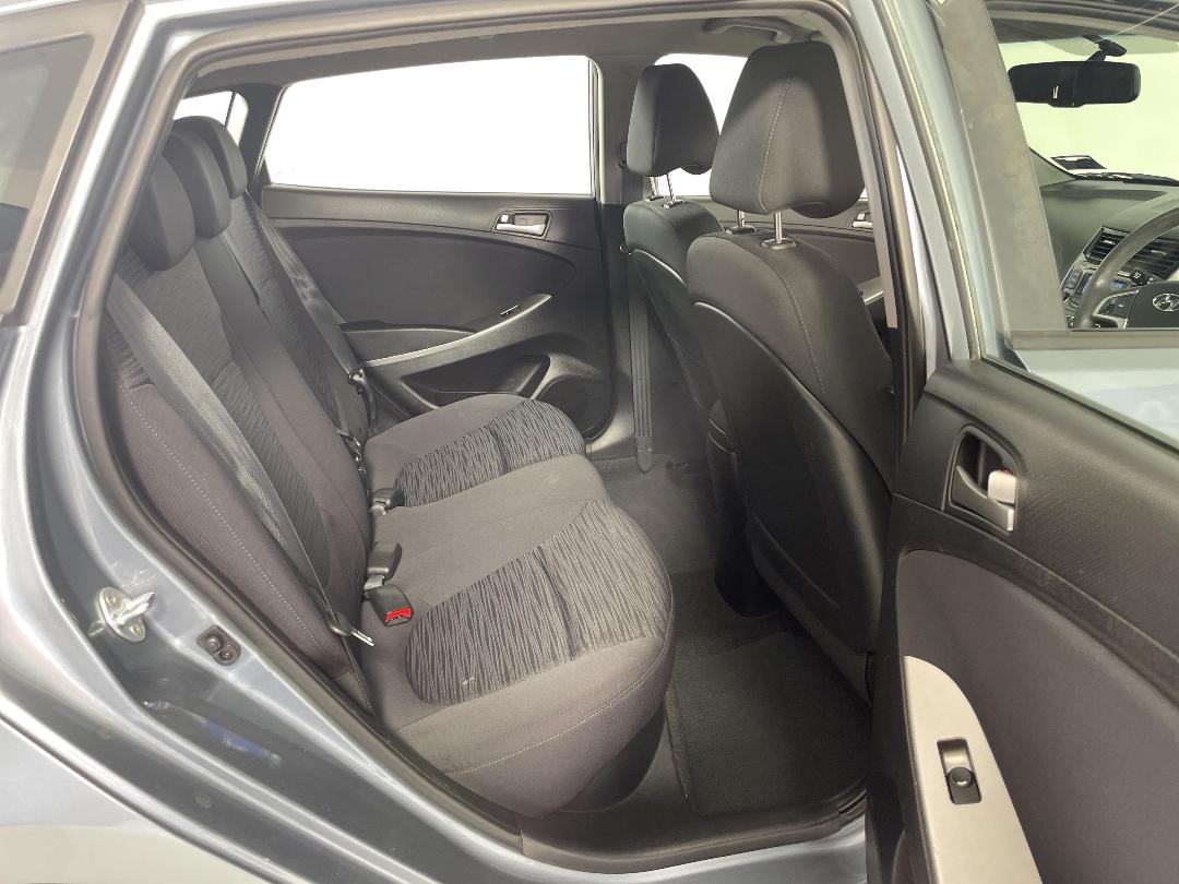 Photo '20' of Hyundai Accent