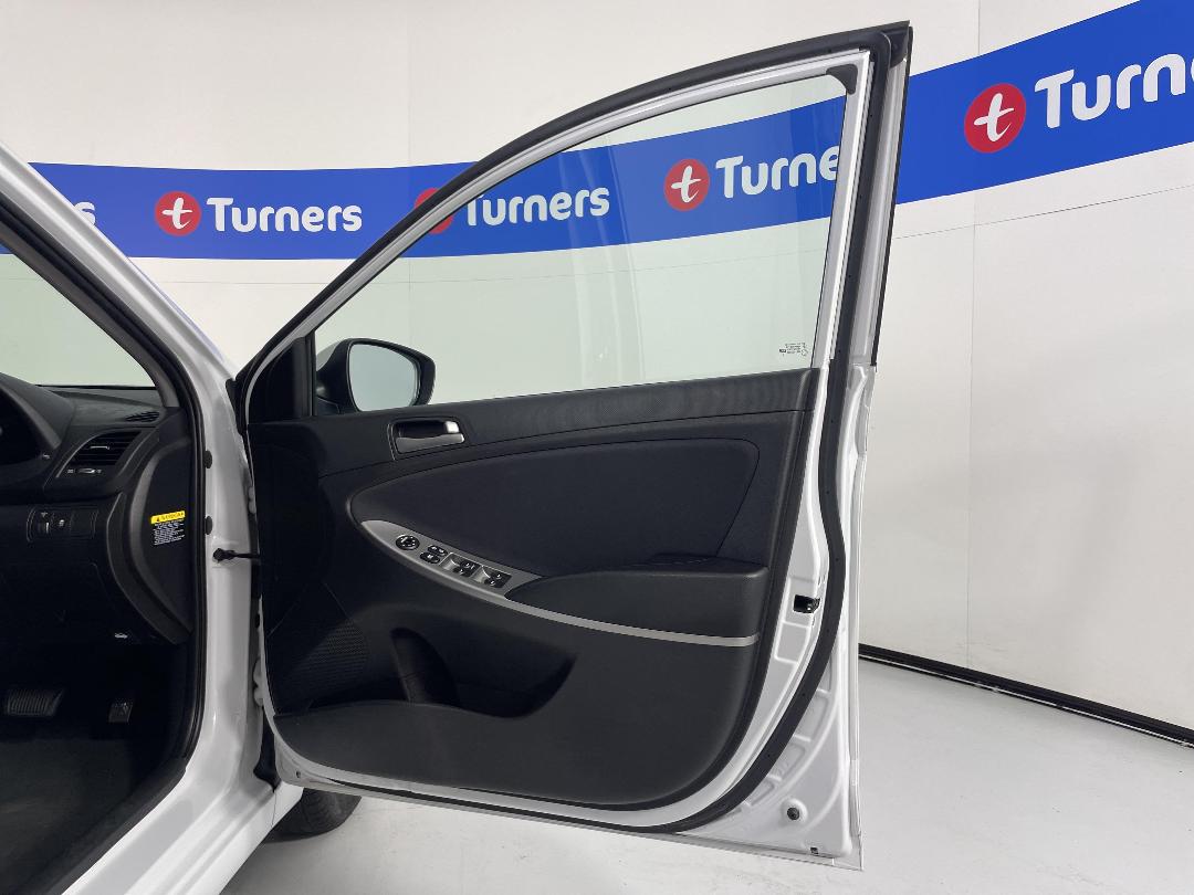 Photo '15' of Hyundai Accent