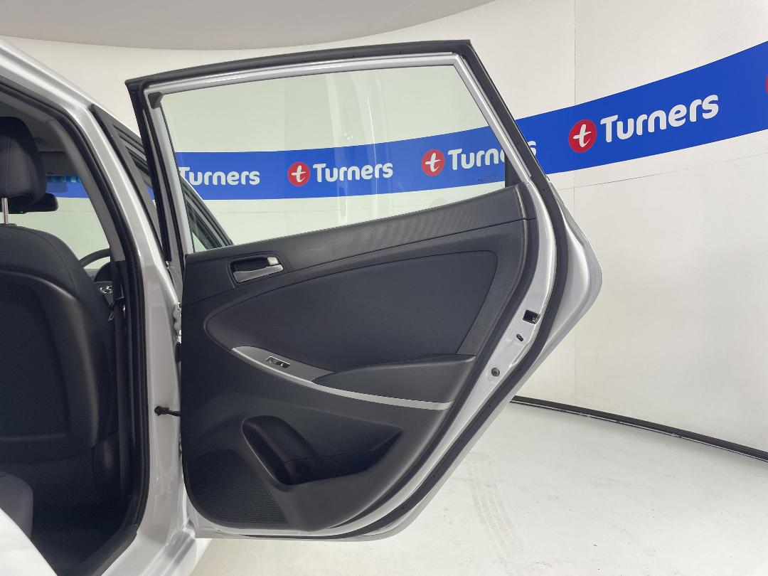 Photo '19' of Hyundai Accent