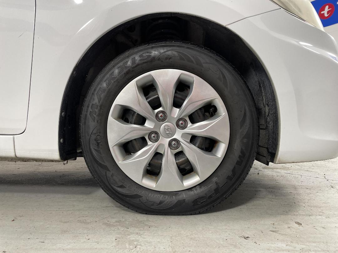 Photo '9' of Hyundai Accent Photo '9' of Hyundai Accent