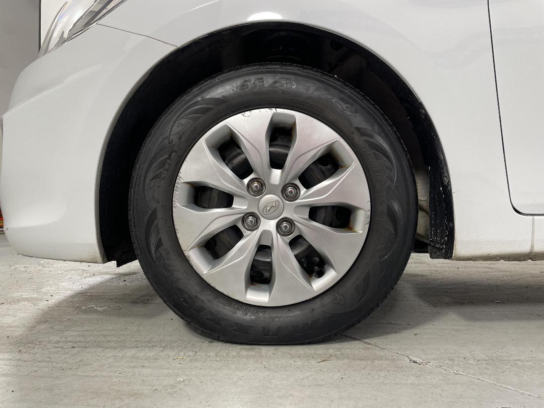 Photo '10' of Hyundai Accent Photo '10' of Hyundai Accent