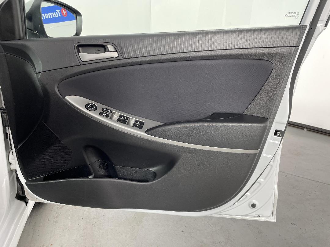 Photo '15' of Hyundai Accent Photo '15' of Hyundai Accent