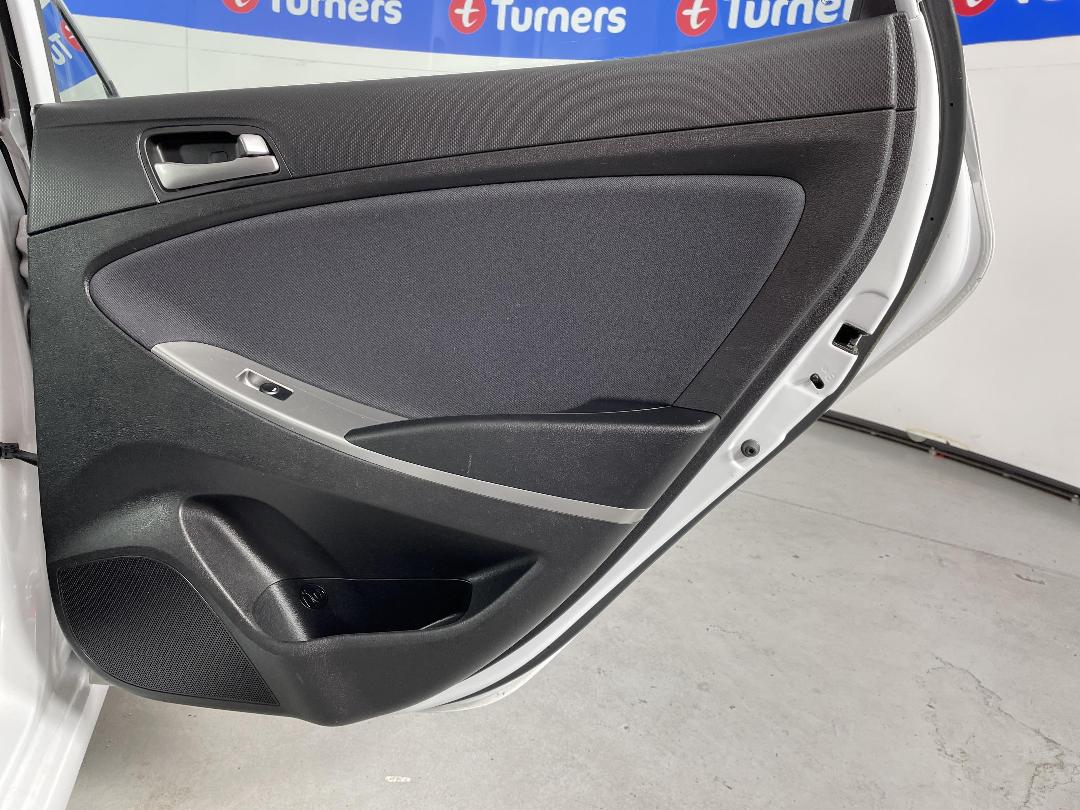 Photo '19' of Hyundai Accent Photo '19' of Hyundai Accent