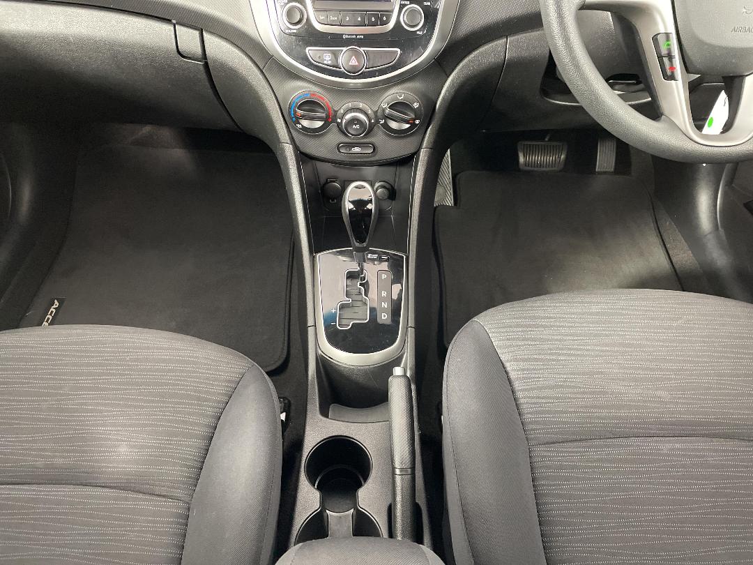 Photo '18' of Hyundai Accent Photo '18' of Hyundai Accent