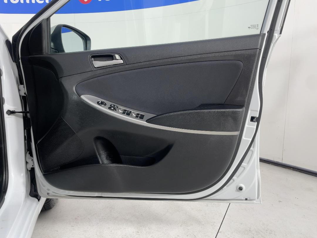 Photo '15' of Hyundai Accent