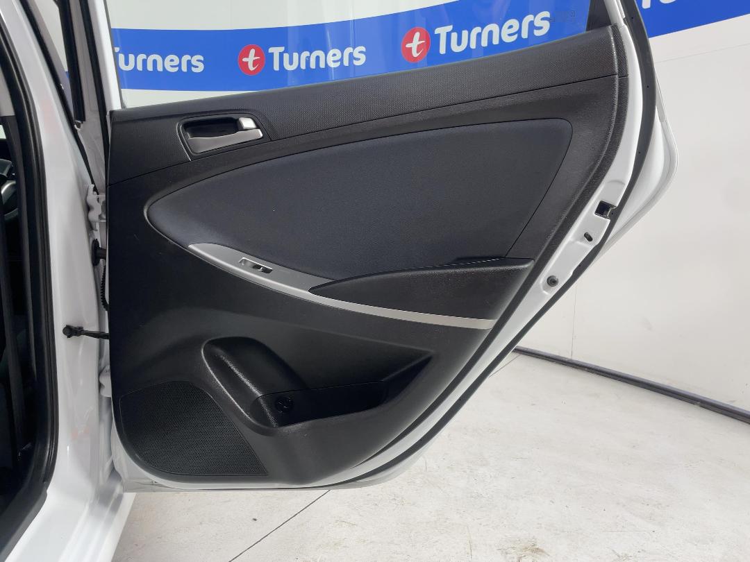 Photo '19' of Hyundai Accent