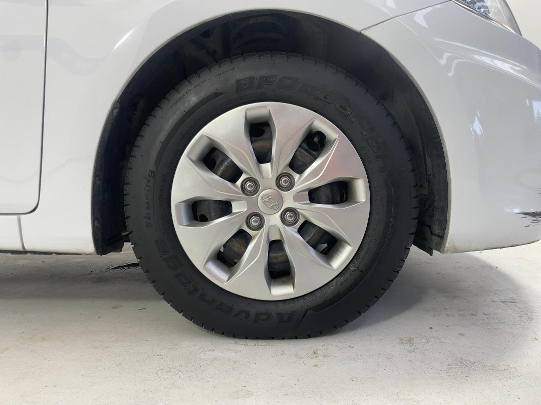 Photo '9' of Hyundai Accent Photo '9' of Hyundai Accent