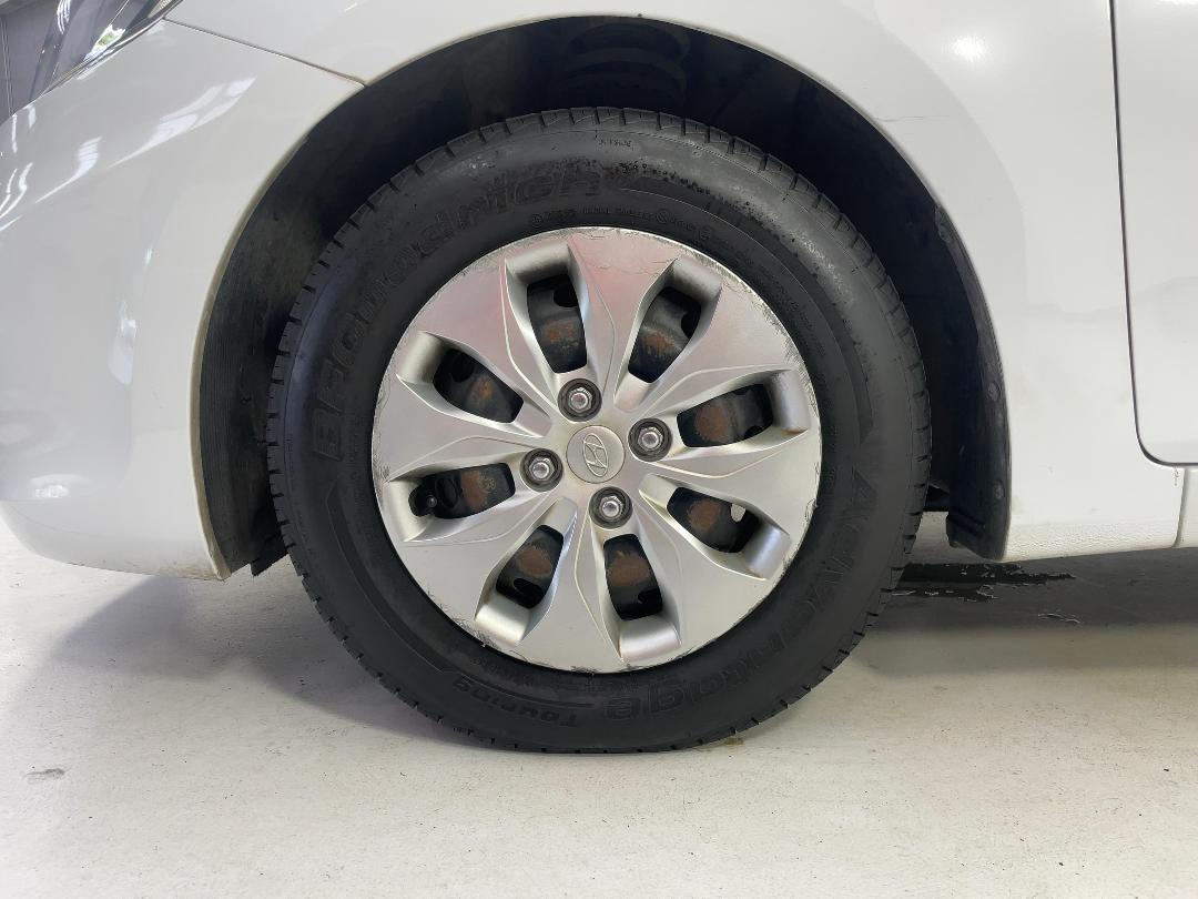 Photo '10' of Hyundai Accent Photo '10' of Hyundai Accent