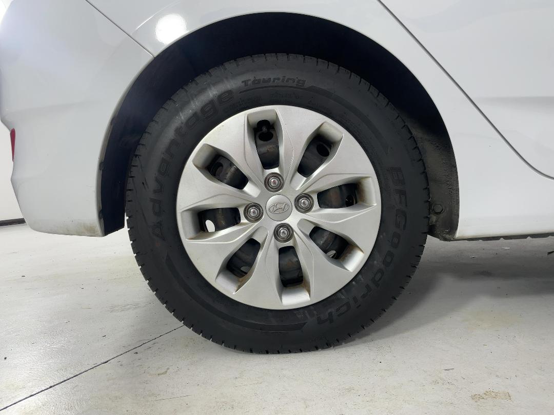 Photo '12' of Hyundai Accent Photo '12' of Hyundai Accent