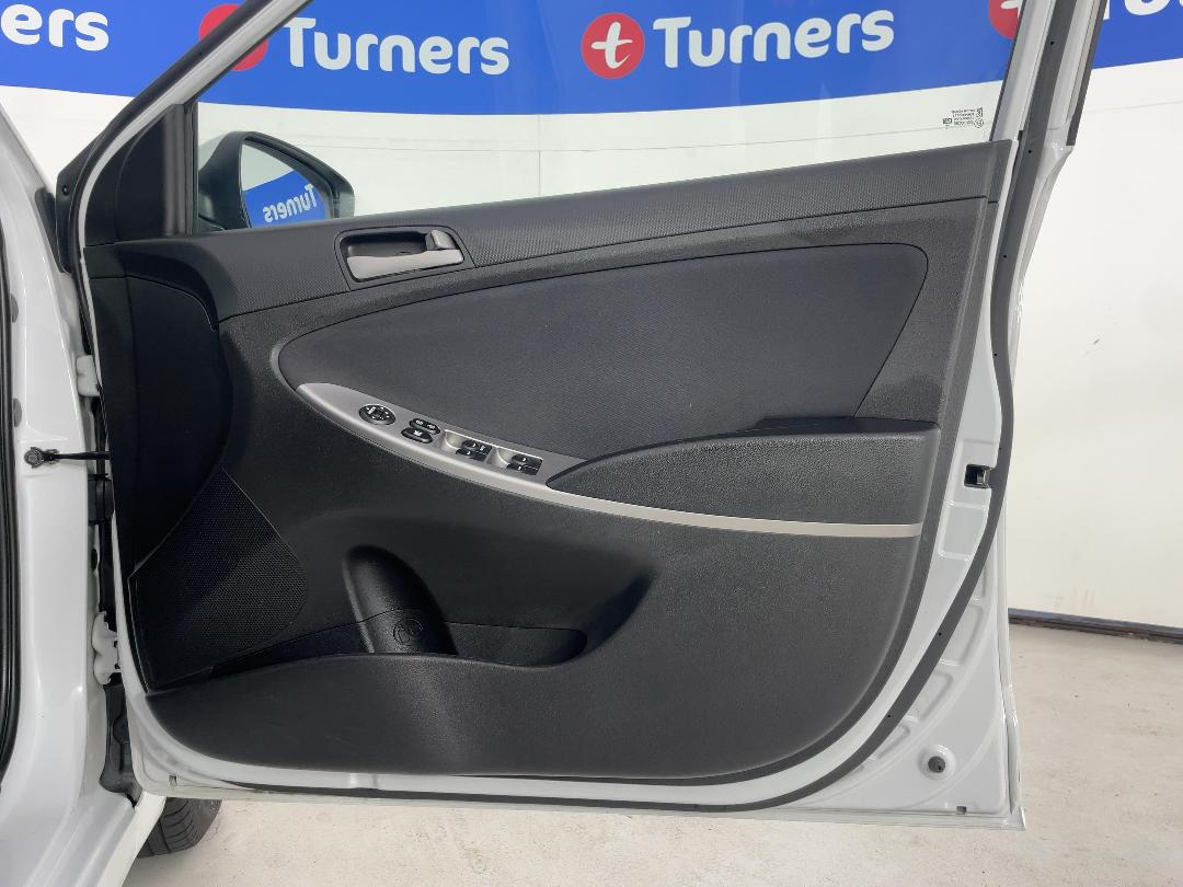 Photo '15' of Hyundai Accent Photo '15' of Hyundai Accent