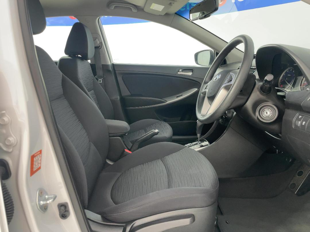 Photo '16' of Hyundai Accent Photo '16' of Hyundai Accent