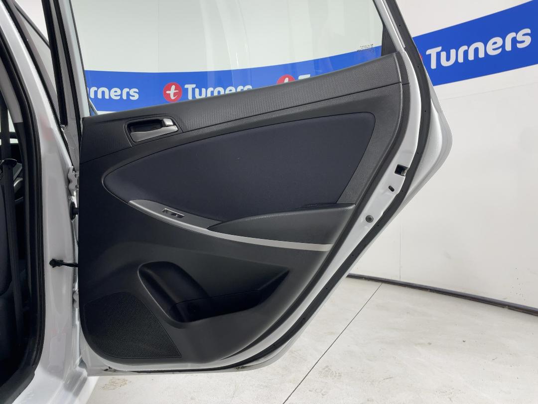 Photo '19' of Hyundai Accent