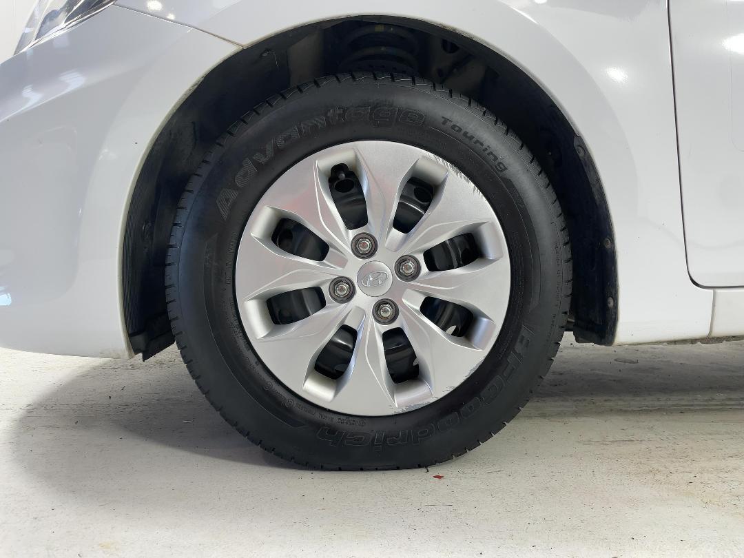 Photo '10' of Hyundai Accent