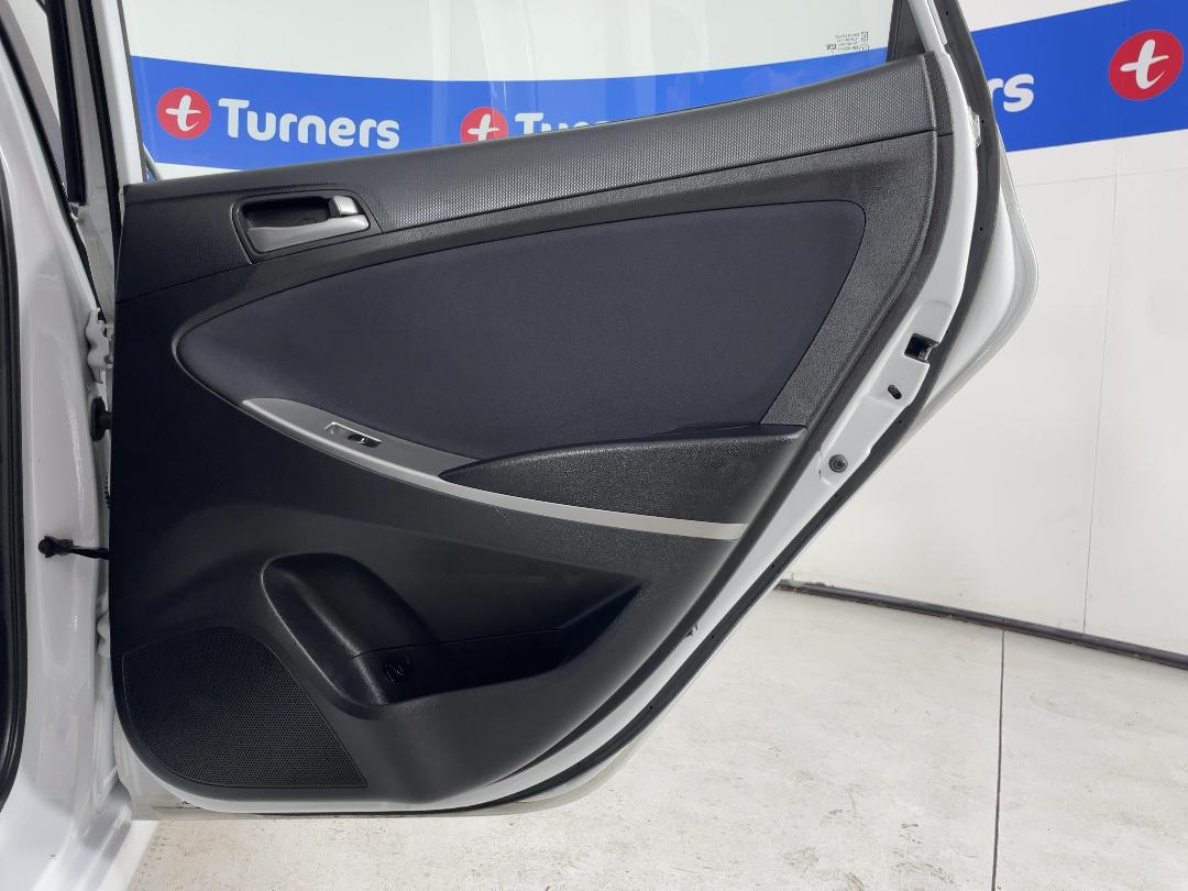 Photo '19' of Hyundai Accent