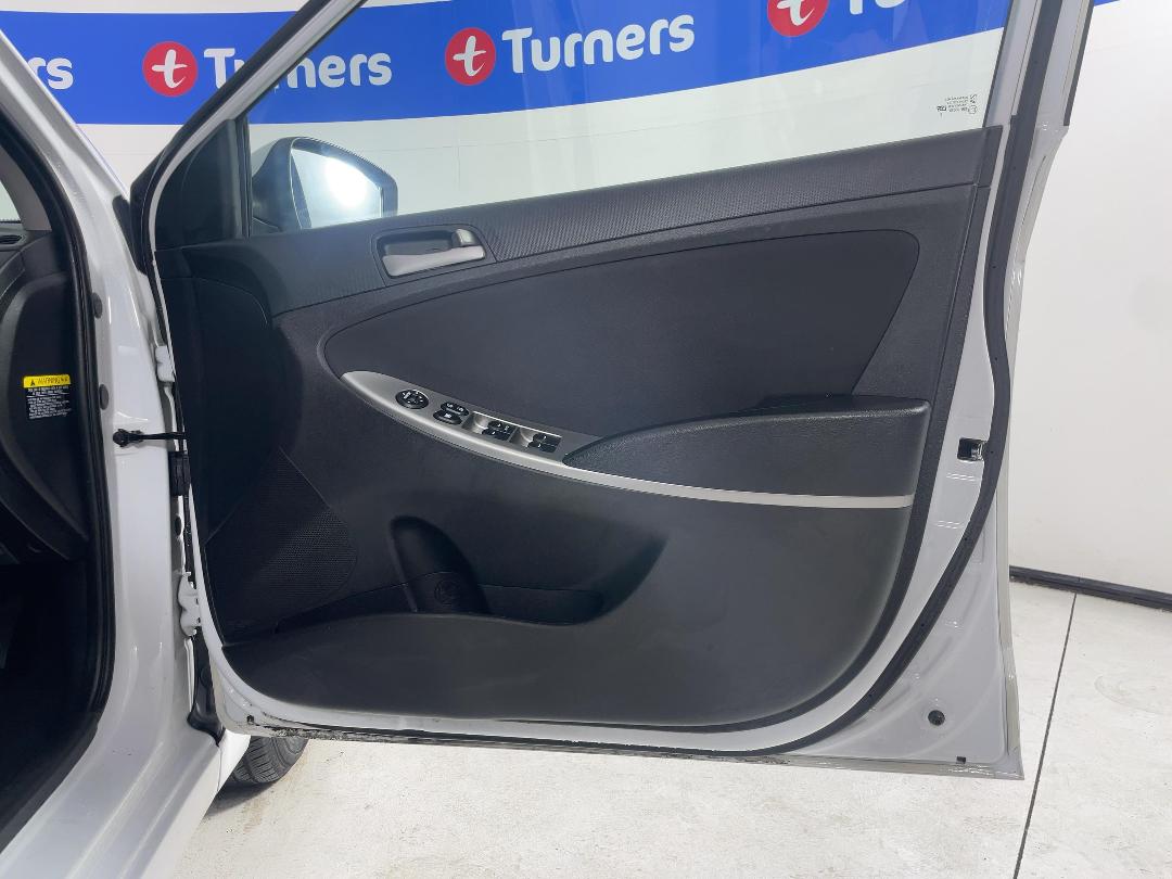 Photo '15' of Hyundai Accent