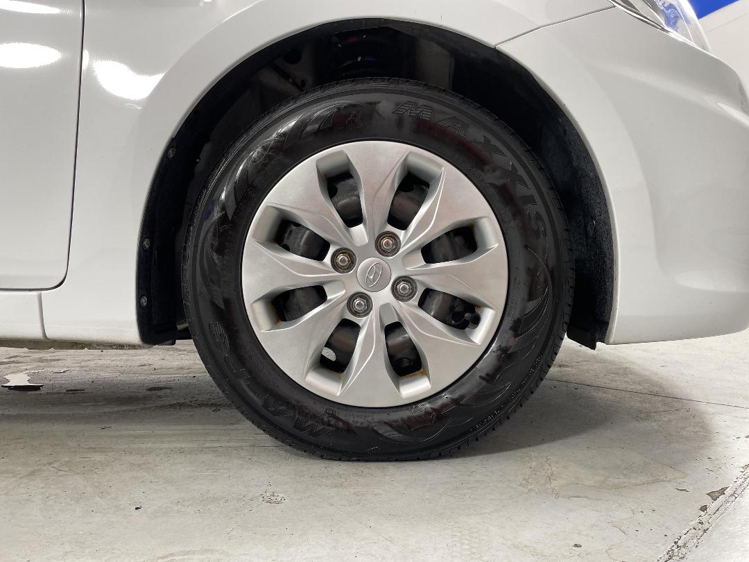 Photo '9' of Hyundai Accent Photo '9' of Hyundai Accent