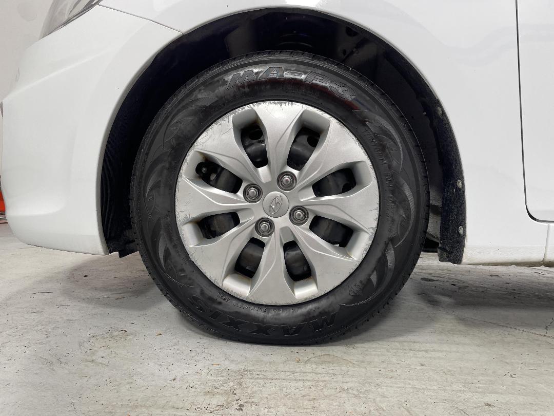 Photo '10' of Hyundai Accent Photo '10' of Hyundai Accent