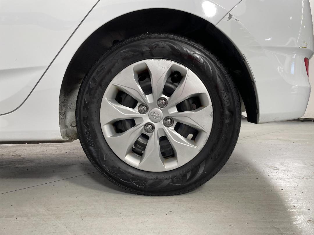 Photo '11' of Hyundai Accent Photo '11' of Hyundai Accent