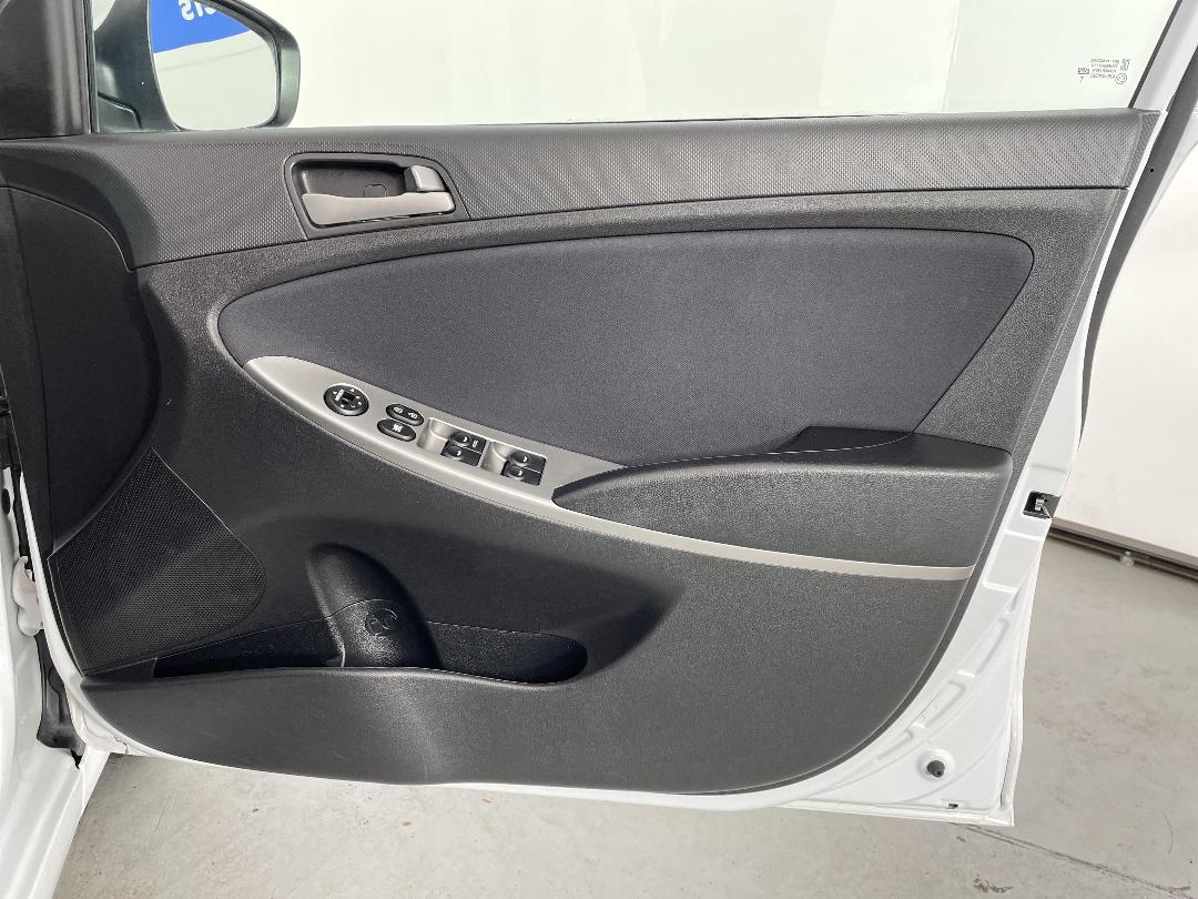 Photo '15' of Hyundai Accent Photo '15' of Hyundai Accent