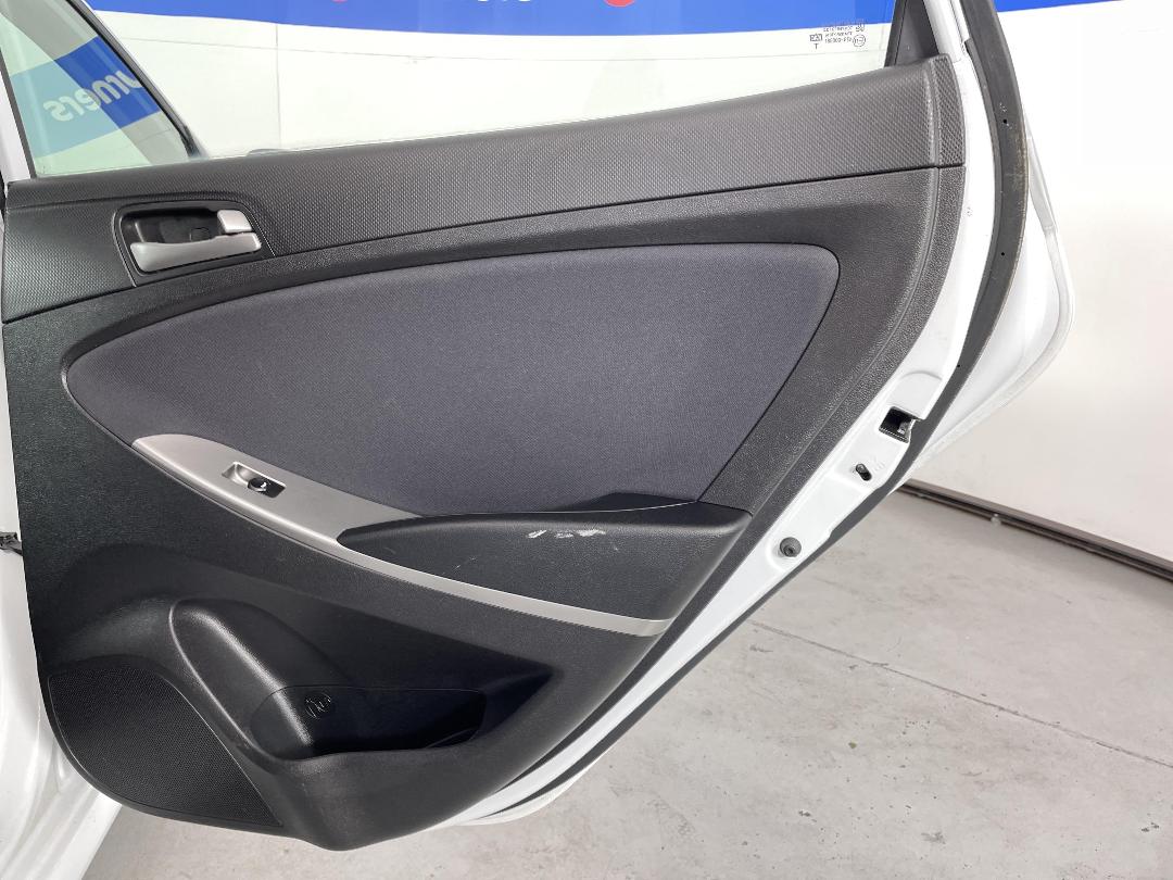 Photo '19' of Hyundai Accent Photo '19' of Hyundai Accent