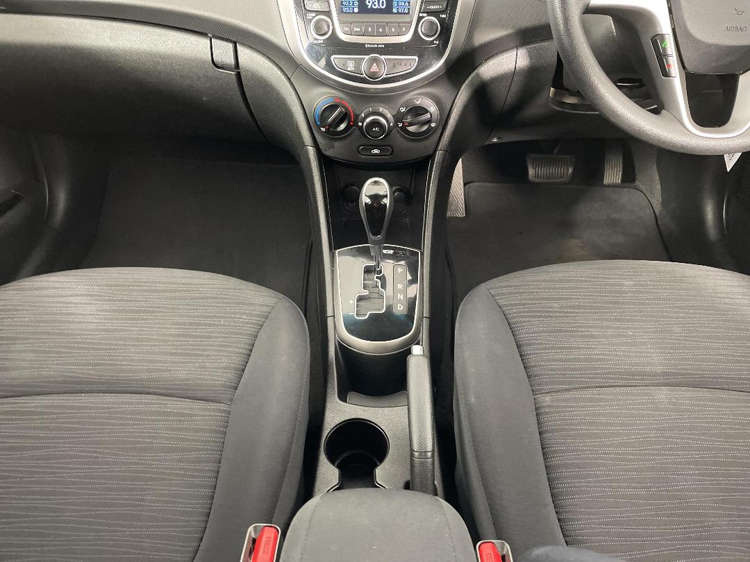 Photo '18' of Hyundai Accent Photo '18' of Hyundai Accent