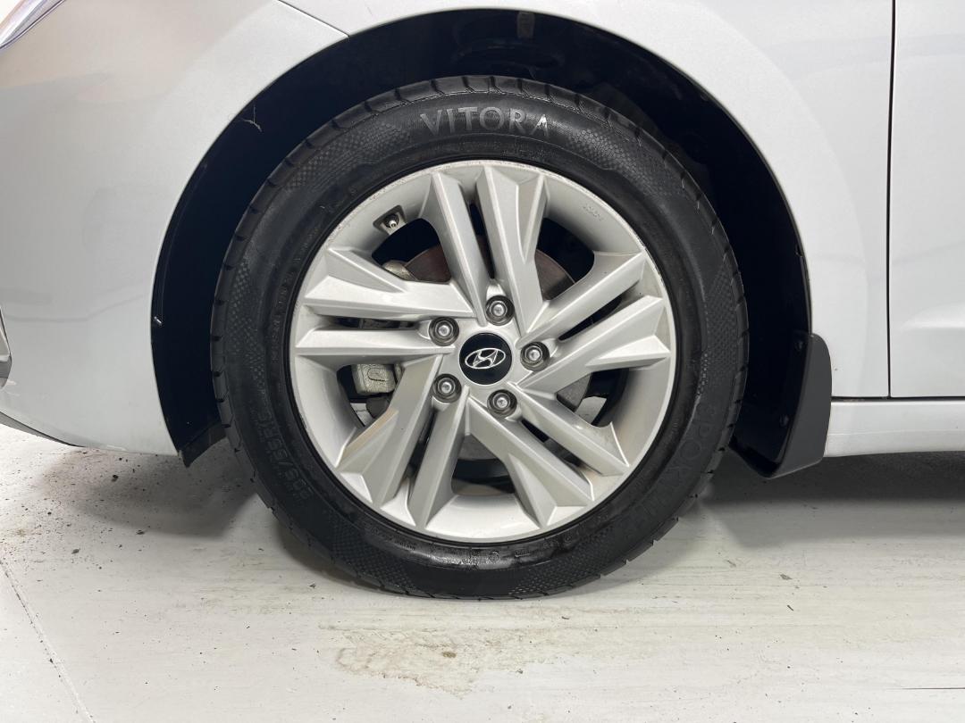 Photo '10' of Hyundai Elantra Photo '10' of Hyundai Elantra