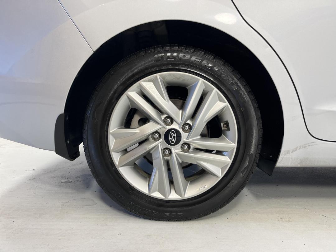 Photo '12' of Hyundai Elantra Photo '12' of Hyundai Elantra