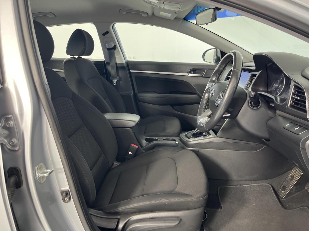 Photo '16' of Hyundai Elantra Photo '16' of Hyundai Elantra