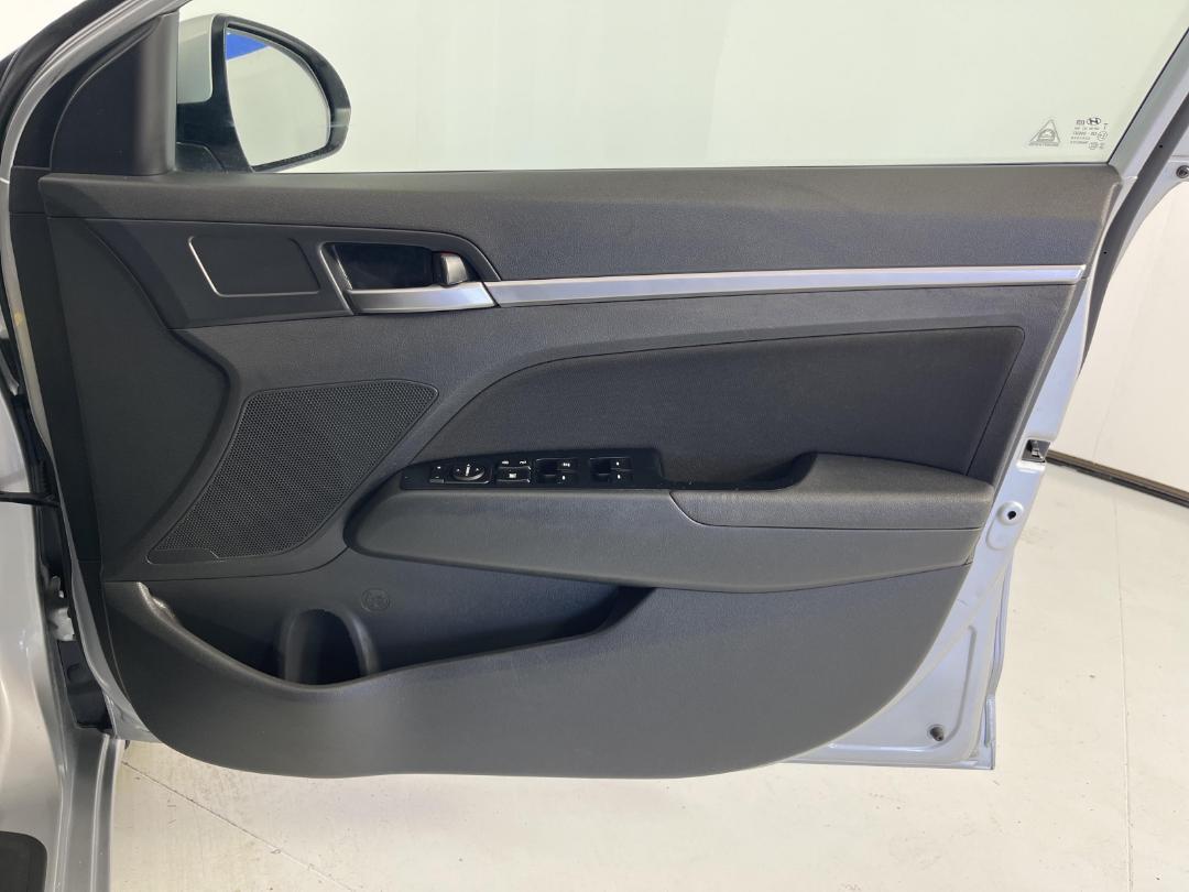 Photo '15' of Hyundai Elantra Photo '15' of Hyundai Elantra