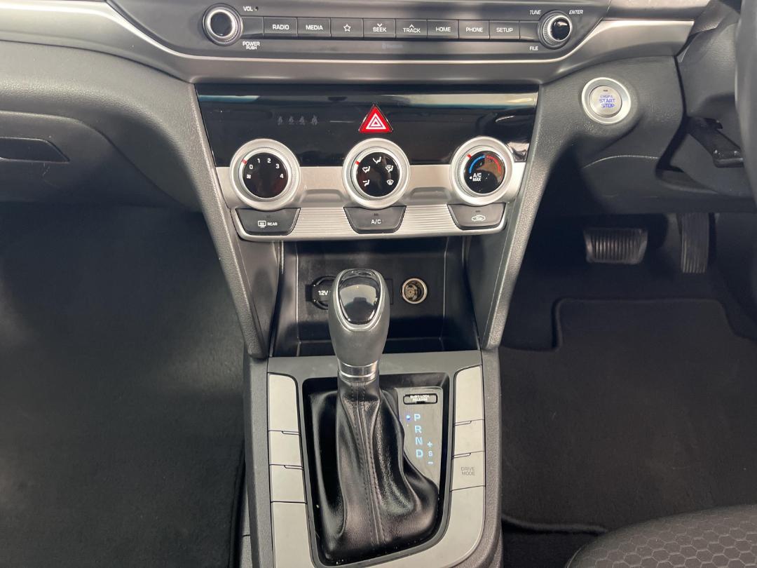 Photo '18' of Hyundai Elantra Photo '18' of Hyundai Elantra