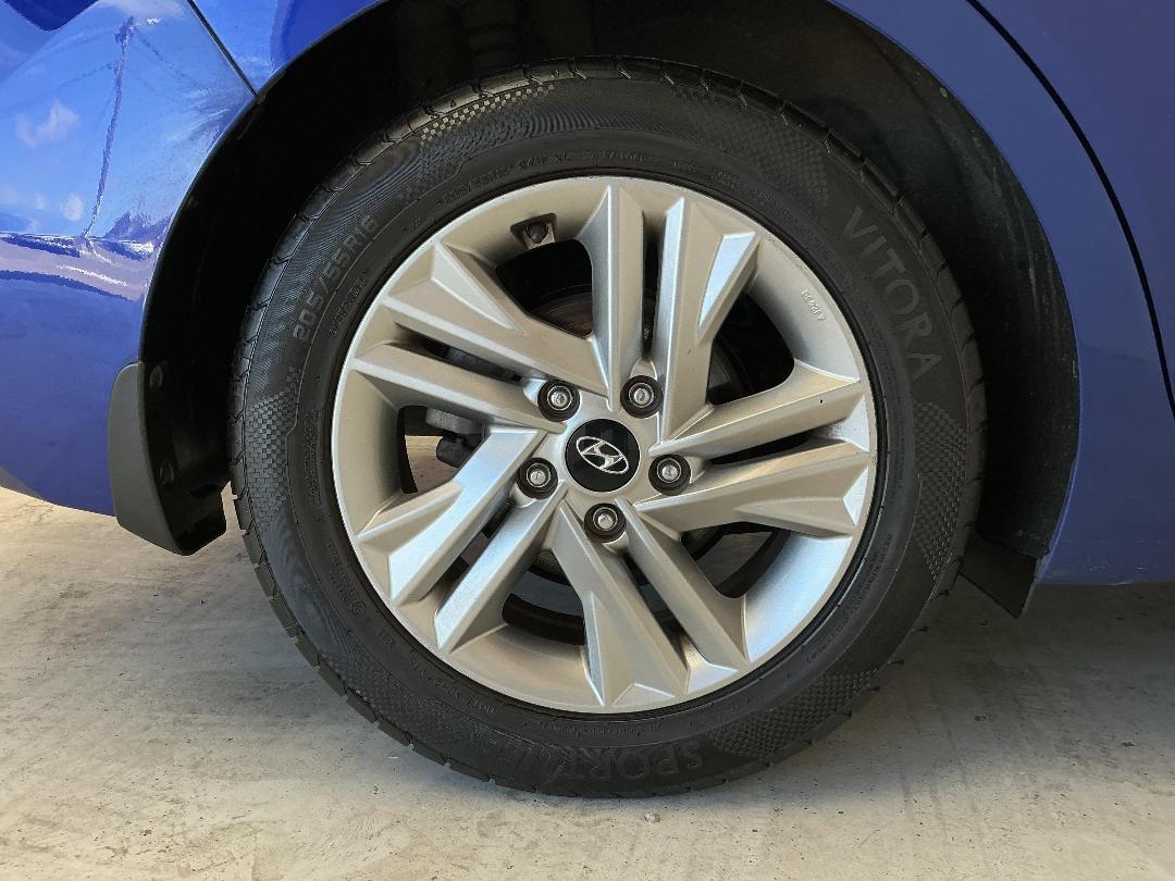 Photo '12' of Hyundai Elantra