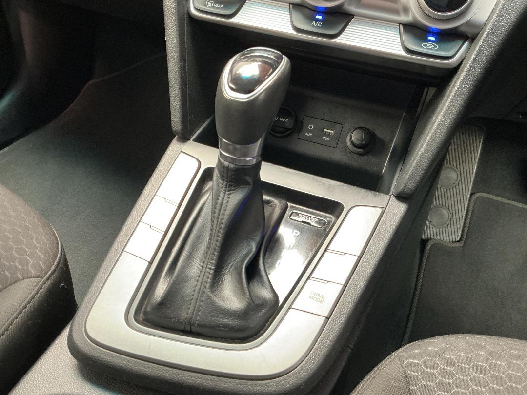 Photo '23' of Hyundai Elantra