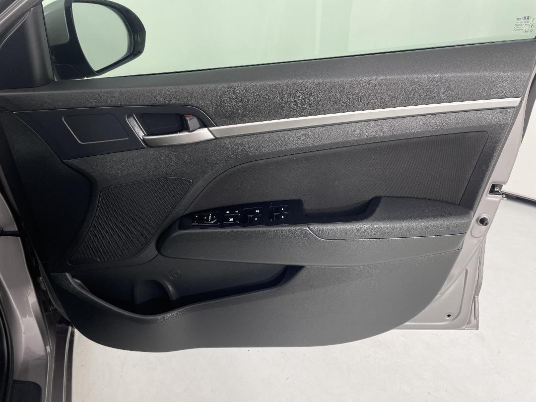 Photo '15' of Hyundai Elantra