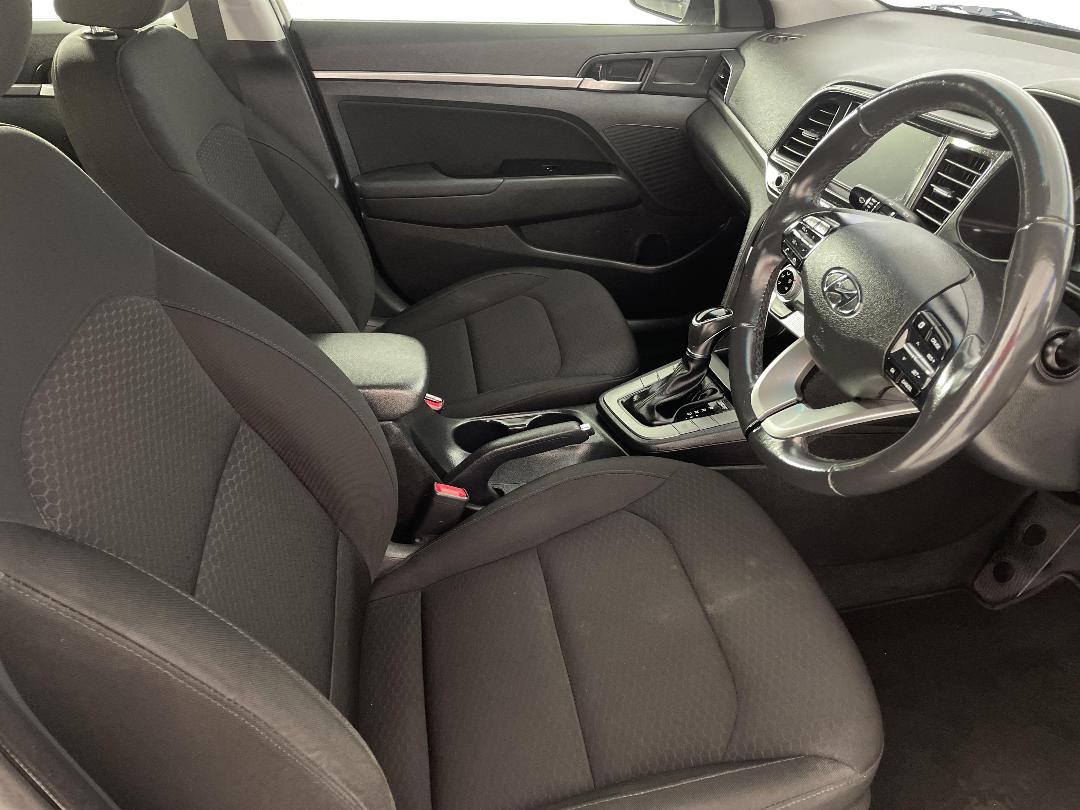 Photo '16' of Hyundai Elantra