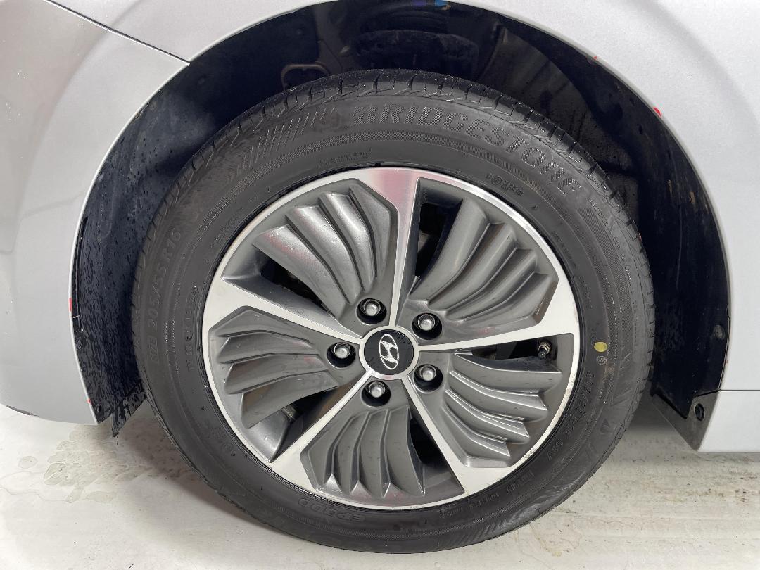 Photo '10' of Hyundai Ioniq