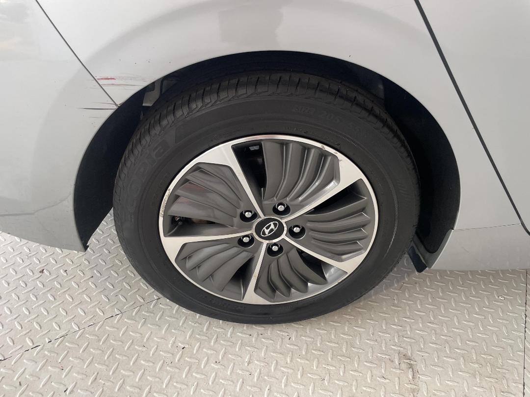 Photo '12' of Hyundai Ioniq Photo '12' of Hyundai Ioniq