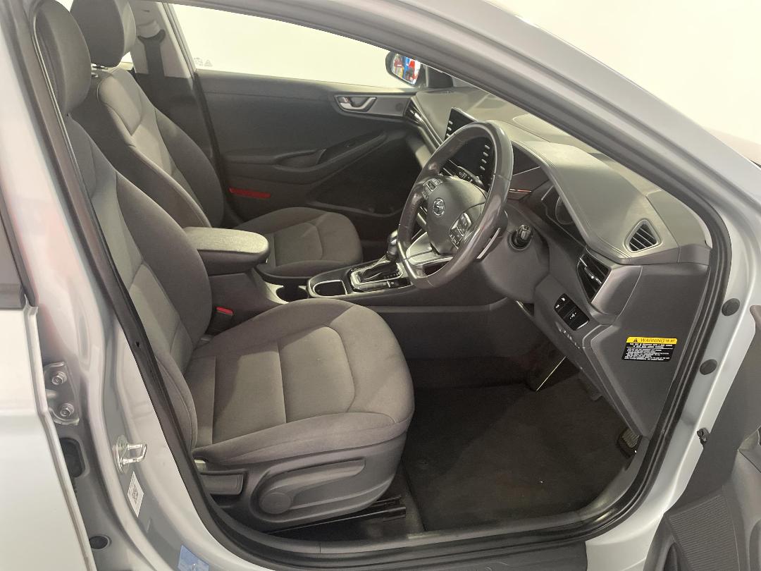 Photo '16' of Hyundai Ioniq Photo '16' of Hyundai Ioniq