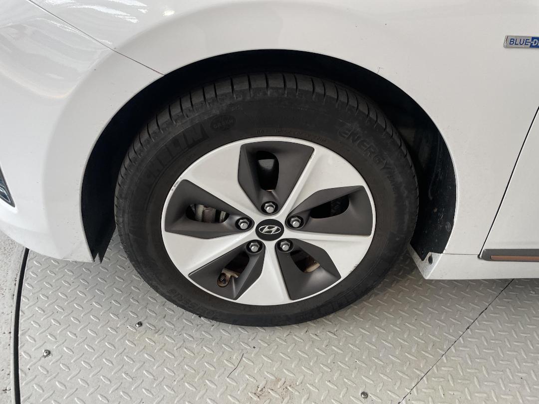 Photo '10' of Hyundai Ioniq Photo '10' of Hyundai Ioniq