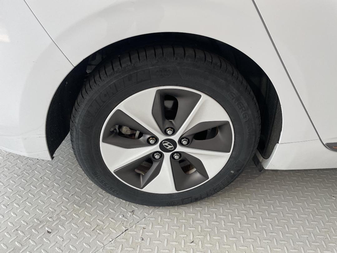 Photo '12' of Hyundai Ioniq Photo '12' of Hyundai Ioniq