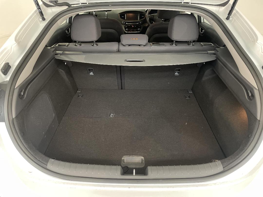 Photo '14' of Hyundai Ioniq Photo '14' of Hyundai Ioniq