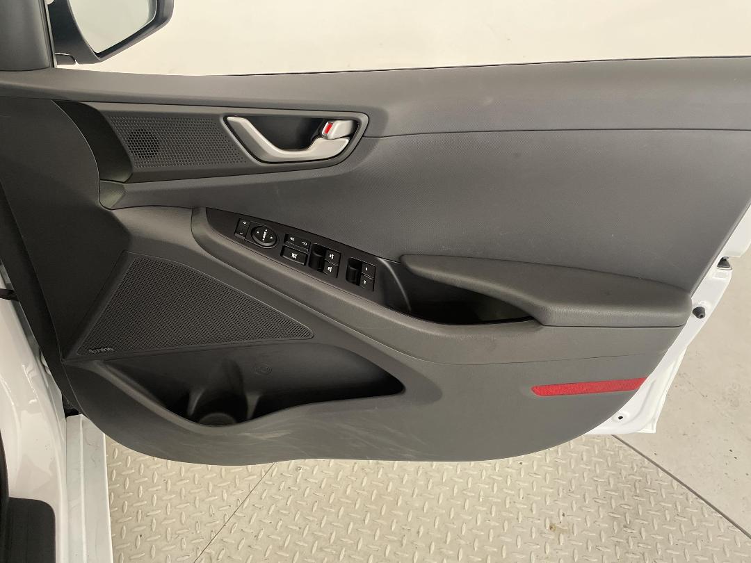 Photo '15' of Hyundai Ioniq Photo '15' of Hyundai Ioniq