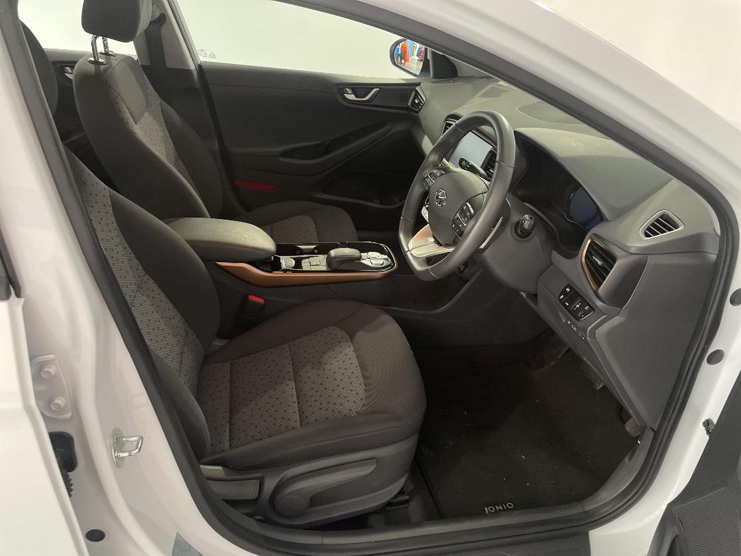 Photo '16' of Hyundai Ioniq Photo '16' of Hyundai Ioniq