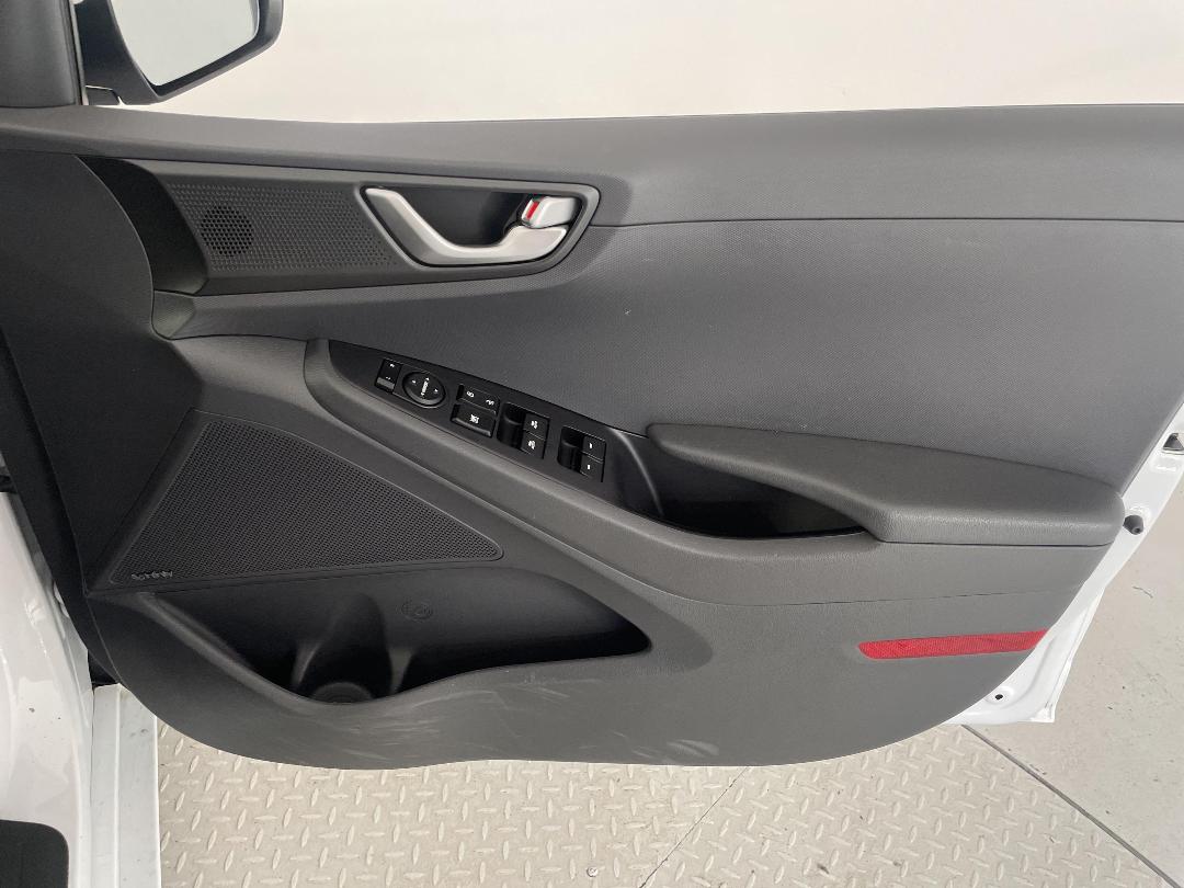 Photo '15' of Hyundai Ioniq Photo '15' of Hyundai Ioniq